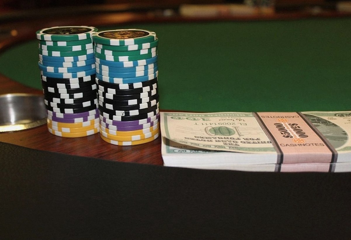 Une table de poker avant l'arrivée des joueurs